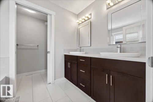 8048 18 Avenue, Edmonton, AB - Indoor Photo Showing Bathroom