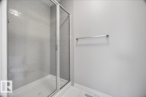 8048 18 Avenue, Edmonton, AB - Indoor Photo Showing Bathroom