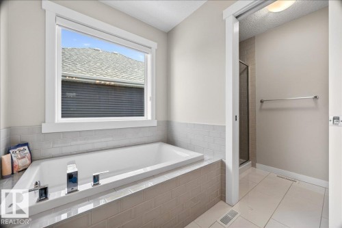 8048 18 Avenue, Edmonton, AB - Indoor Photo Showing Bathroom