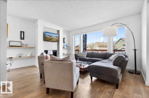8048 18 Avenue, Edmonton, AB - Indoor Photo Showing Living Room