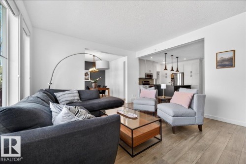 8048 18 Avenue, Edmonton, AB - Indoor Photo Showing Living Room