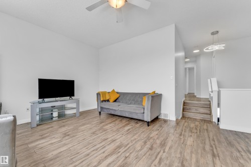 88 Bonin, Beaumont, AB - Indoor Photo Showing Living Room