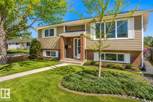 Split-level exterior featuring brick and horizontal siding - 4417 46A St, St. Paul Town, AB - Outdoor With Facade