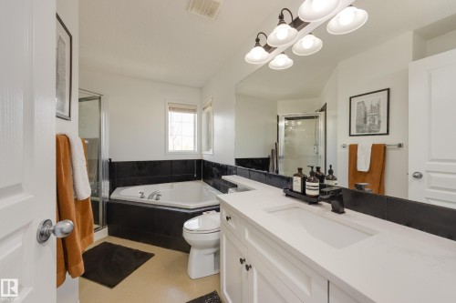 2061 Haddow Drive, Edmonton, AB - Indoor Photo Showing Bathroom