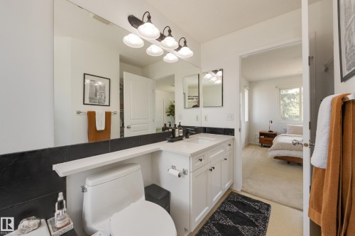 2061 Haddow Drive, Edmonton, AB - Indoor Photo Showing Bathroom