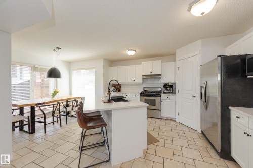 2061 Haddow Drive, Edmonton, AB - Indoor Photo Showing Kitchen