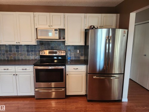 8608 103, Morinville, AB - Indoor Photo Showing Kitchen
