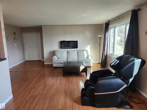 8608 103, Morinville, AB - Indoor Photo Showing Living Room