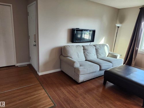 8608 103, Morinville, AB - Indoor Photo Showing Living Room