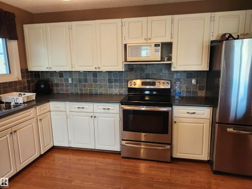 8608 103, Morinville, AB - Indoor Photo Showing Kitchen