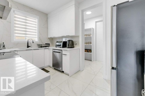 424 33 Avenue, Edmonton, AB - Indoor Photo Showing Kitchen