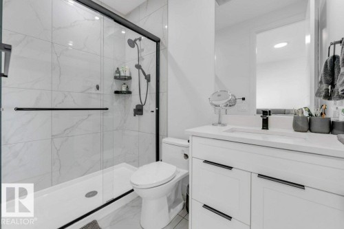 424 33 Avenue, Edmonton, AB - Indoor Photo Showing Bathroom