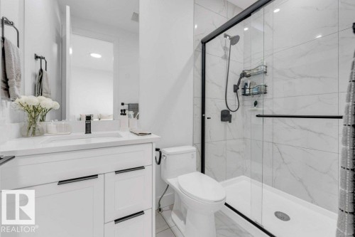 424 33 Avenue, Edmonton, AB - Indoor Photo Showing Bathroom