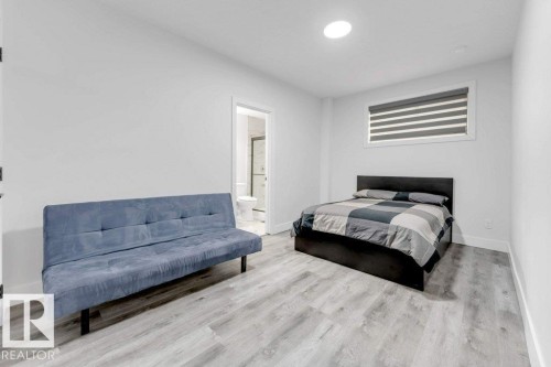 424 33 Avenue, Edmonton, AB - Indoor Photo Showing Bedroom