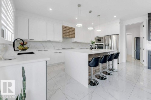 424 33 Avenue, Edmonton, AB - Indoor Photo Showing Kitchen With Upgraded Kitchen