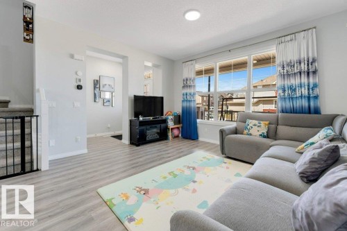 1305 Darby Way, Edmonton, AB - Indoor Photo Showing Living Room