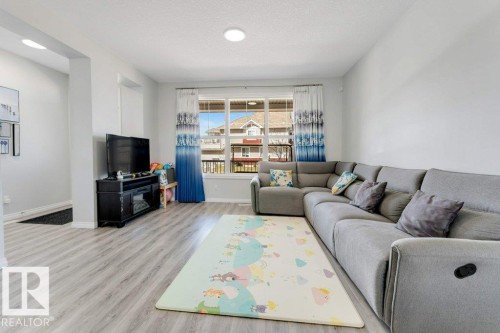 1305 Darby Way, Edmonton, AB - Indoor Photo Showing Living Room
