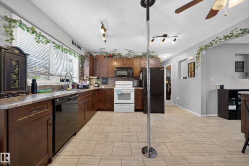 10520 52 Avenue, Edmonton, AB - Indoor Photo Showing Kitchen