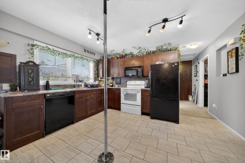 10520 52 Avenue, Edmonton, AB - Indoor Photo Showing Kitchen