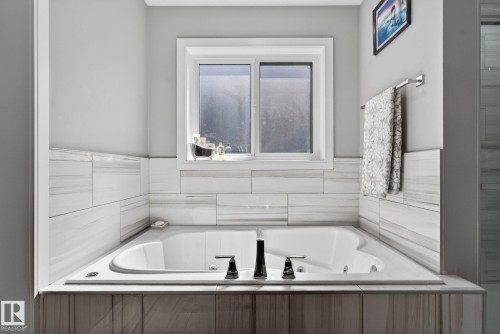 872 Ebbers Crescent, Edmonton, AB - Indoor Photo Showing Bathroom