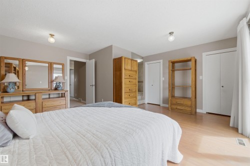 11212 35 Avenue, Edmonton, AB - Indoor Photo Showing Bedroom