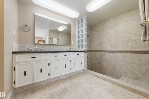 11212 35 Avenue, Edmonton, AB - Indoor Photo Showing Bathroom