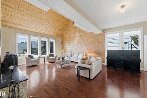 11212 35 Avenue, Edmonton, AB - Indoor Photo Showing Living Room