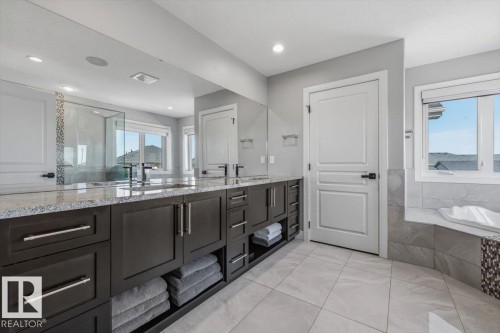 819 Albany Cove, Edmonton, AB - Indoor Photo Showing Bathroom