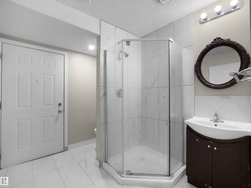 2511 29 Street, Edmonton, AB - Indoor Photo Showing Bathroom