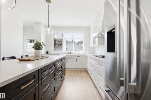 10430 143 Street, Edmonton, AB - Indoor Photo Showing Kitchen With Upgraded Kitchen