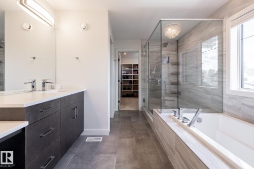 10923 130 Street, Edmonton, AB - Indoor Photo Showing Bathroom