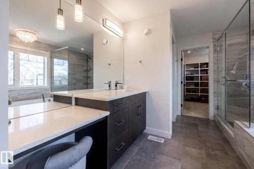 10923 130 Street, Edmonton, AB - Indoor Photo Showing Bathroom