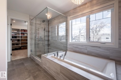 10923 130 Street, Edmonton, AB - Indoor Photo Showing Bathroom