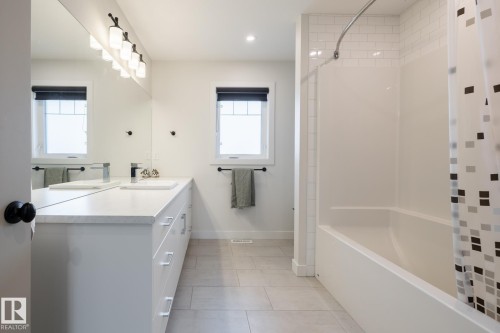 10923 130 Street, Edmonton, AB - Indoor Photo Showing Bathroom