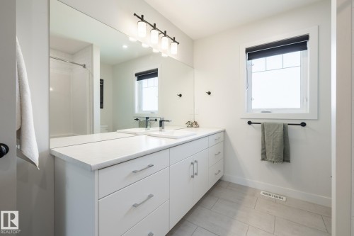 10923 130 Street, Edmonton, AB - Indoor Photo Showing Bathroom