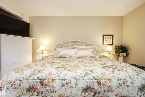 1403 Jefferys Crescent, Edmonton, AB - Indoor Photo Showing Bedroom