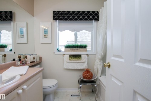 1403 Jefferys Crescent, Edmonton, AB - Indoor Photo Showing Bathroom