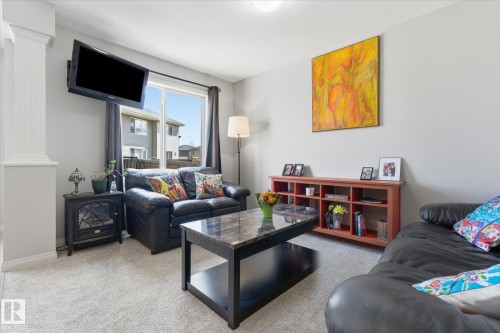 18 Halladay Boulevard, Spruce Grove, AB - Indoor Photo Showing Living Room