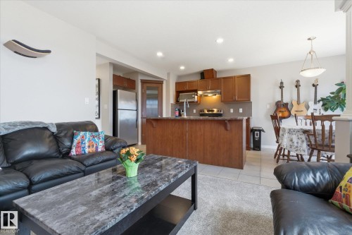 18 Halladay Boulevard, Spruce Grove, AB - Indoor Photo Showing Living Room