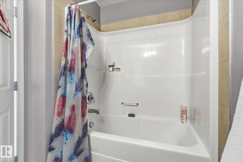 18 Halladay Boulevard, Spruce Grove, AB - Indoor Photo Showing Bathroom