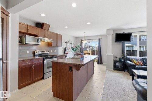 18 Halladay Boulevard, Spruce Grove, AB - Indoor Photo Showing Kitchen