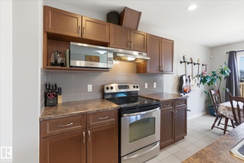 18 Halladay Boulevard, Spruce Grove, AB - Indoor Photo Showing Kitchen