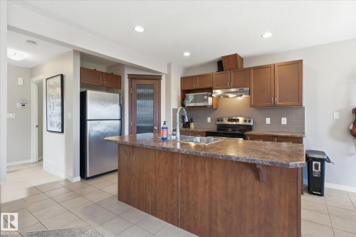 18 Halladay Boulevard, Spruce Grove, AB - Indoor Photo Showing Kitchen With Double Sink