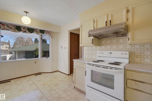 10912 40 Avenue, Edmonton, AB - Indoor Photo Showing Kitchen