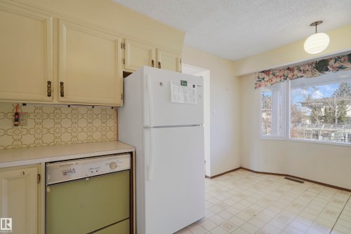 10912 40 Avenue, Edmonton, AB - Indoor Photo Showing Kitchen