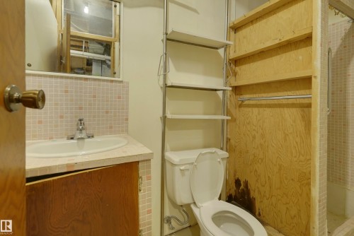 10912 40 Avenue, Edmonton, AB - Indoor Photo Showing Bathroom