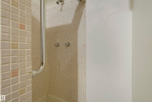 10912 40 Avenue, Edmonton, AB - Indoor Photo Showing Bathroom