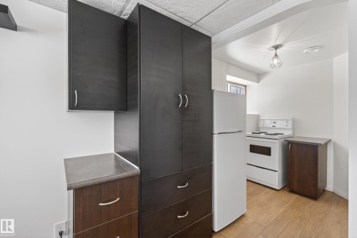10807 6 Avenue Sw, Edmonton, AB - Indoor Photo Showing Kitchen