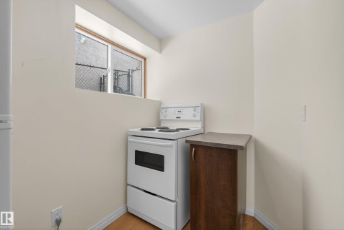 10807 6 Avenue Sw, Edmonton, AB - Indoor Photo Showing Kitchen