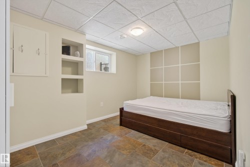 10807 6 Avenue Sw, Edmonton, AB - Indoor